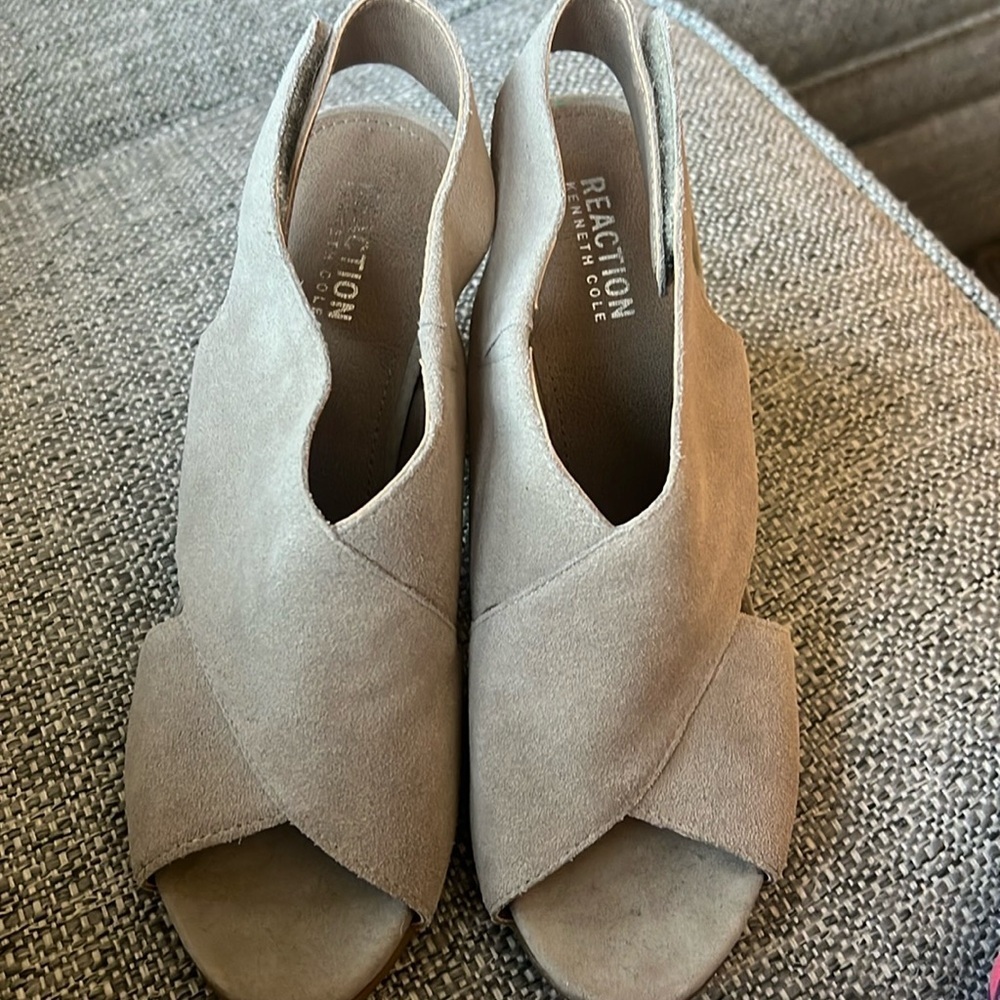 Kenneth Cole Beige Cari Love Suede Leather Heels NWOT - Picture 2 of 6